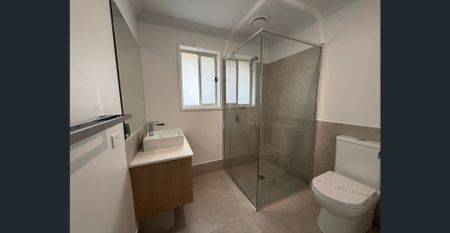 Spacious 4-Bedroom, 2-Bathroom House - Photo 4