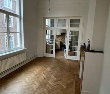 Ruim appartement met 2 slaapkamers en uniek zicht op de grote markt - Photo 4