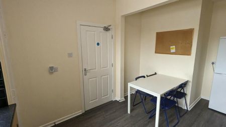 4 bedroom flat to rent - Photo 3