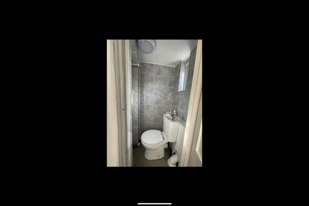 Room in a Shared House, Ravenshurst Avenue, NW4 - Photo 1