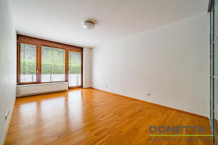 Pronájem bytu 3+kk se dvěma balkóny, celkem 93 m3, soukromá zahrada, garážové stání, dům z r. 2012 - Fotografie 5