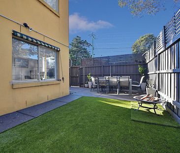 TWO BEDROOM GOUND FLOOR APARTMENT WITH COURTYARD - Photo 6