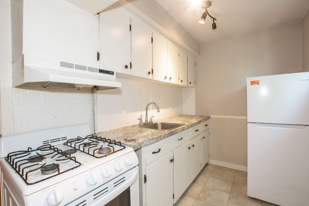 All Inclusive Spacious Bachelor Unit For Rent!! - Photo 1