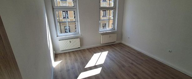 Neu renovierte 4-Zimmer-Wohnung mit Balkon am Stadtrand von Plauen! - Foto 1