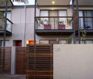Modern 3 Bedroom Townhouse in Trendy Location! - Photo 1