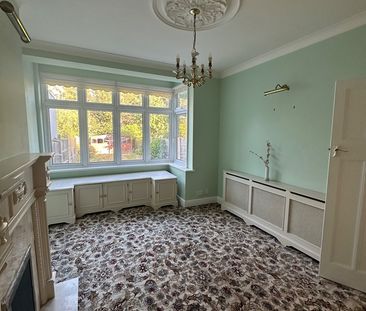 3 Bed Terraced House, Brockham Drive, IG2 - Photo 2