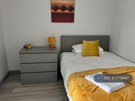 1 bedroom in a house share to rent - Photo 2