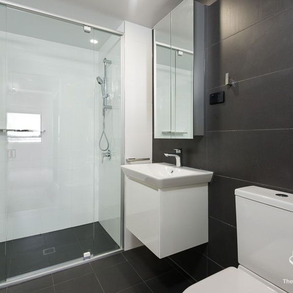 MODERN - SPACIOUS APARTMENT - EAST FACING - Photo 1