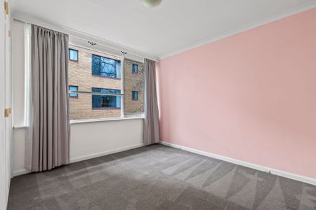 Top Floor "Dorchester" Apartment - Photo 4