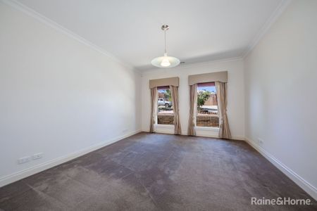 Large Open Plan Living Perfect for Families - Photo 3