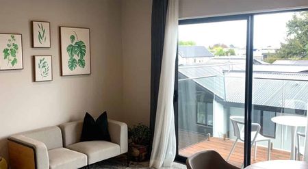 Whitewood Suites - Fully Furnished One Bedroom City Apartment - Photo 3