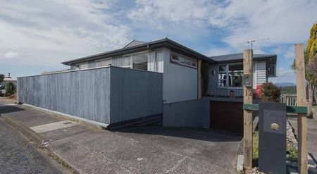 Kingston Gem: Spacious 5-Bedroom Family Home with - Photo 2