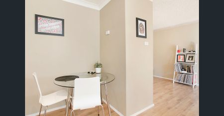 Nicely presented unit with contemporary finishes. - Photo 3