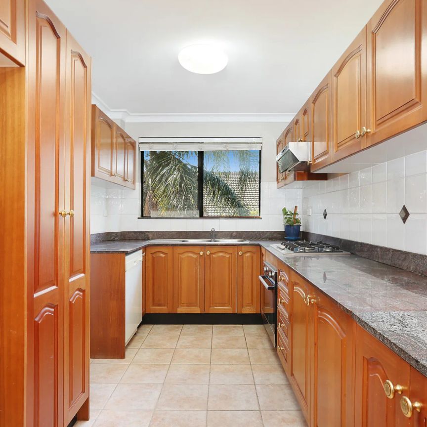 Spacious apartment in prime Strathfield location - Photo 1