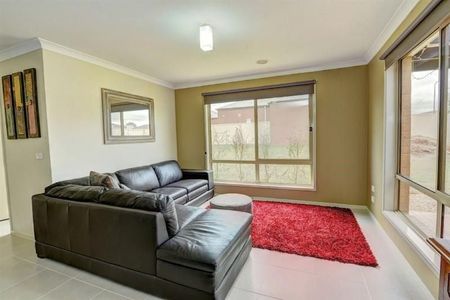 SPACIOUS THREE BEDROOM HOME WITH DECK FOR ENTERTAINING - Photo 2