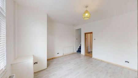 2 bedroom end of terrace house to rent - Photo 2