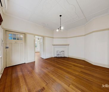 Classic Charm and Bayside Convenience in St Kilda - Photo 3