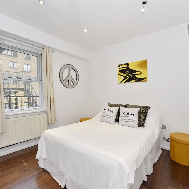 2 bedroom flat in South Kensington - Photo 1