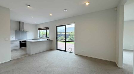 Four bedroom home in popular Pegasus! - Photo 3