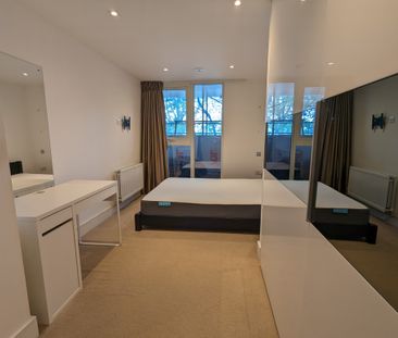 Dockside flat close to Canada Water Station - Photo 2