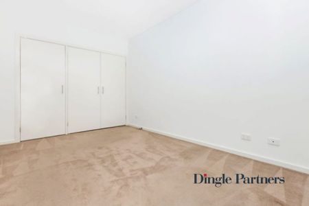 Bright & Modern 2-Bedroom Apartment in the Heart of Collingwood - Photo 2