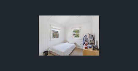 Spacious & Modernised Queenslander - Ducted Air-con - Large Rear Private Alfresco - 4 Car Under House Accom - Electric Gate - Photo 4