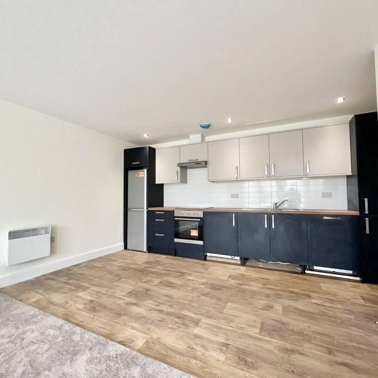 3 bedroom flat to rent - Photo 1