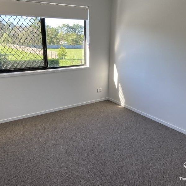 3 BEDROOM TOWNHOUSE - Double Garage, Air Cons, Pets Welcome - Photo 1