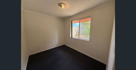 Spacious backyard - Photo 2