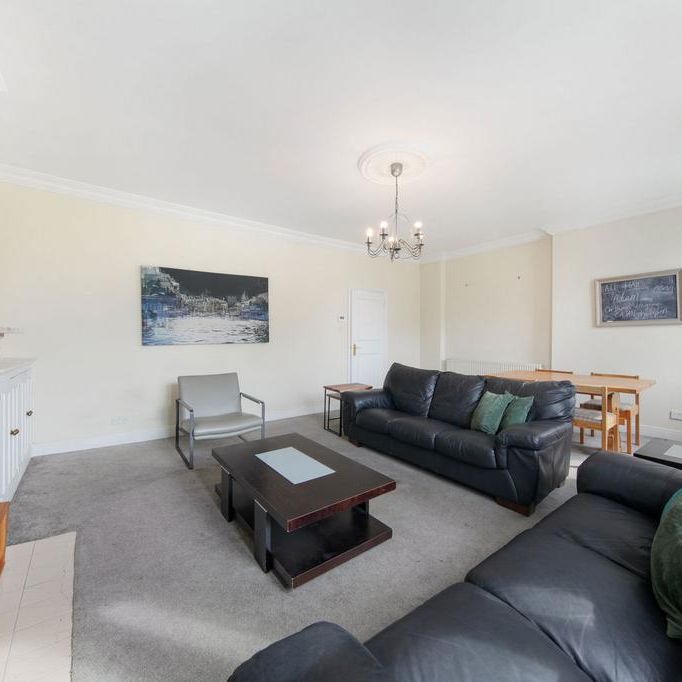 3 bedroom flat to rent - Photo 1