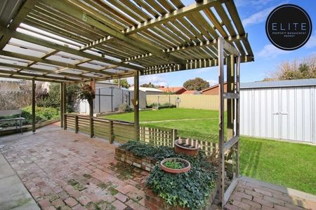 8 Renwick Court, Lavington - Photo 3