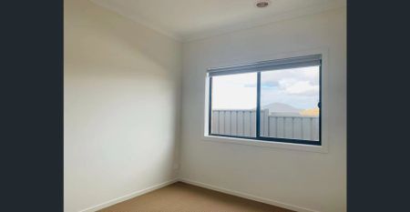 Lovely Family Home in Tarneit - Photo 2