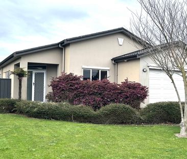 4 Bedroom, Clive - Photo 1