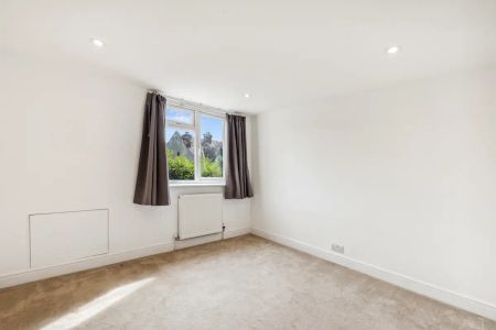 4 bedroom house in London - Photo 4