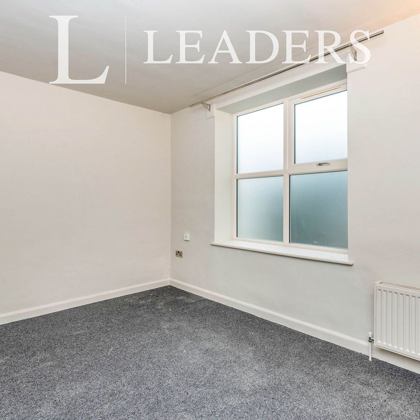3 bedroom apartment to rent Titchfield Lane - Photo 1
