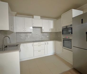 Holly Lodge, Woking, Surrey, GU22 - Photo 4