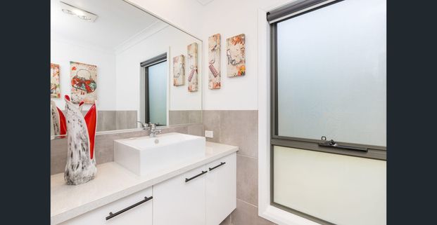 Modern 3 Bedroom Home in Sought-After Location - Photo 1