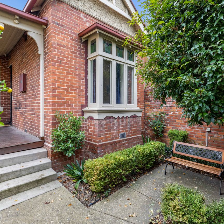 Beautiful Fully Furnished Victorian Residence - Photo 1