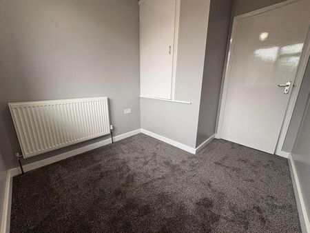 4 bedroom semi-detached house to rent - Photo 2