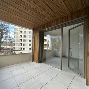 Bron : Beau T3 neuf avec cuisine aménagée, loggia et parking - Photo 2