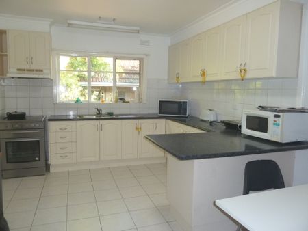 Single room in rooming house - Photo 3