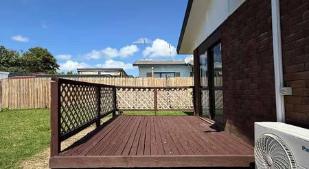 Beautiful 3 Bedroom Brick & Tile Home in Randwick Park - Photo 4