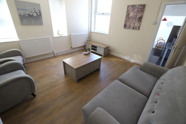 4 bedroom end of terrace house to rent - Photo 1