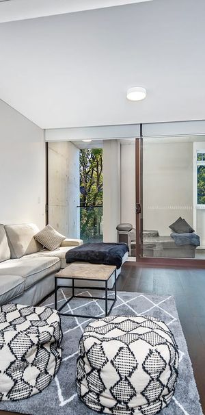 Chic & Spacious Apartment in Boutique Marrickville Complex! - Photo 1