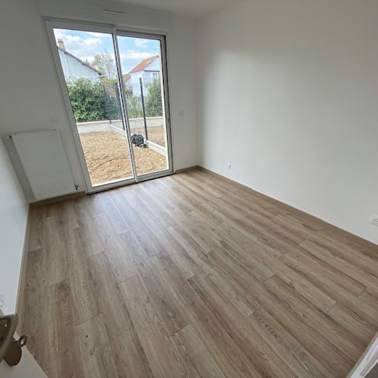 Exclusivité GUY HOQUET DE MORET : Bel appartement de 58 m2 au RDC d'un immeuble construit en 2021 avec son jardin clos - Photo 1