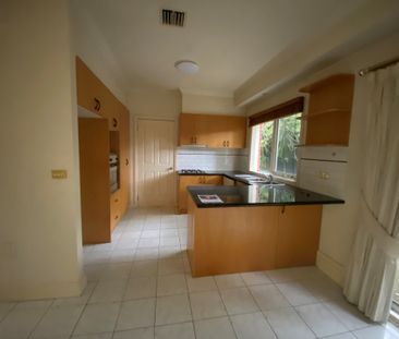 Spacious, Three Bedroom Townhouse in the Heart of Kew - Photo 2