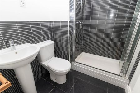 2 Bedroom Flat - Ground Floor - Photo 5