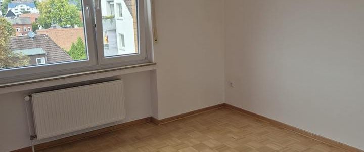 Helle 2-Zimmer Wohnung in IS.-Oestrich Balkon, Aufzug, Garage - Photo 1