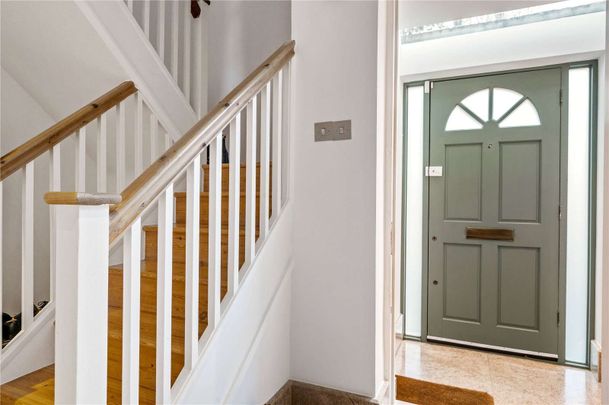 A stunning four bedroom, end of terrace home, set across three floors in a sought after Islington location. - Photo 1