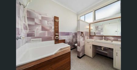 THREE BEDROOM HOME - SHORT TERM LEASE ONLY - Photo 3